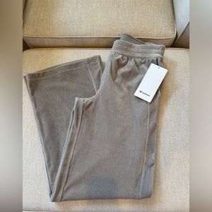 NWT Lululemon Scuba Mid-Rise Wide Leg Pant *Velvet Cord Size 6 in Riverstone